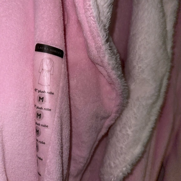 NWT Laura, Ashley, pink robe size medium very soft and fluffy - Picture 3 of 11